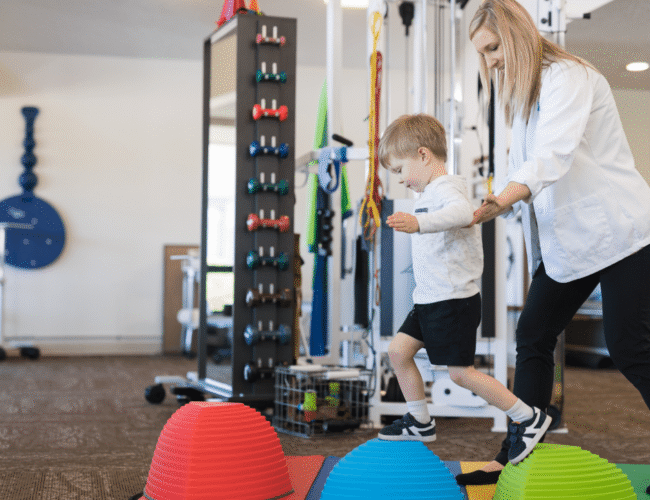 Jak rehabilitacja pomaga dzieciom z problemami posturalnymi?